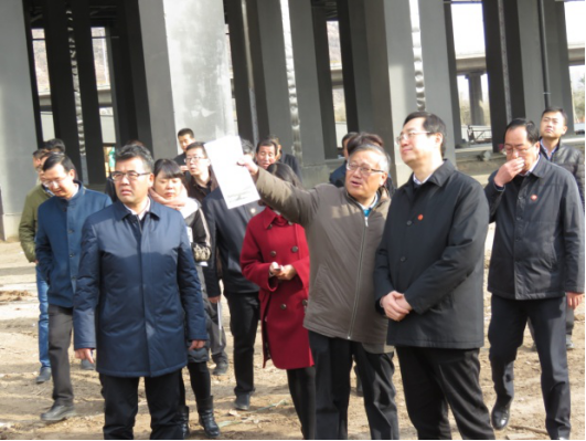 省委常委、西寧市委書記王曉在青海省物產(chǎn)集團總公司黨委書記、總經(jīng)理王玉輝陪同下，深入青海物產(chǎn)朝陽物流園區(qū)。