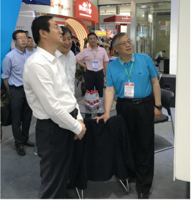 省委常委、西寧市委書記王曉蒞臨第十九屆青洽會青海物產(chǎn)展位參觀