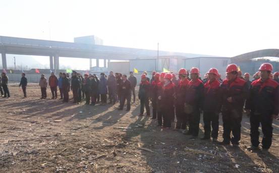 揚(yáng)鞭策馬喜圓發(fā)展夢，萬眾一心共筑新長城